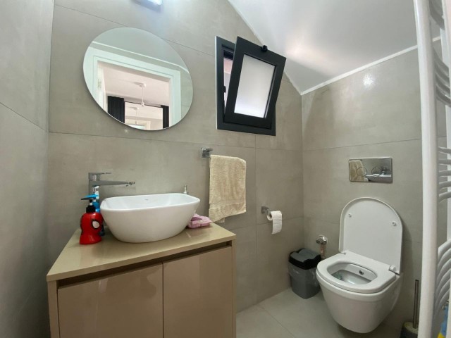Lefkoşa Ortaköy'de Geniş Teraslı Bahçeli Eşyalı Satılık 3+1 Villa - Fotoğraf 4