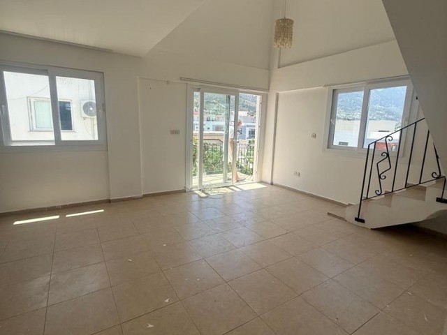 Alsancak’ta Deniz ve Dağ Manzaralı 3+1 Satılık Penthouse – 110 m² - Fotoğraf 3