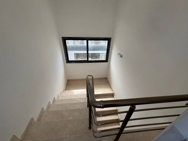 Girne Alsancak'ta Plajlara Yakın Konum'da Deniz Tarafı Satılık Fevkalede 3+1 Villa - Fotoğraf 2
