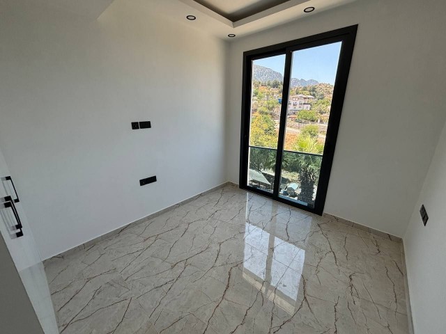 Girne Alsancak'ta Deniz ve Dağ Manzaralı Kapalı Otoparklı Satılık 3+1 Villa - Fotoğraf 2