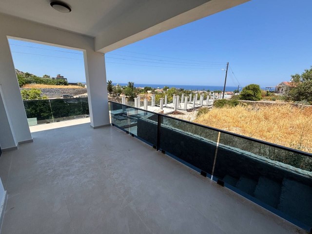 Girne Alsancak'ta Deniz ve Dağ Manzaralı Kapalı Otoparklı Satılık 3+1 Villa - Fotoğraf 3