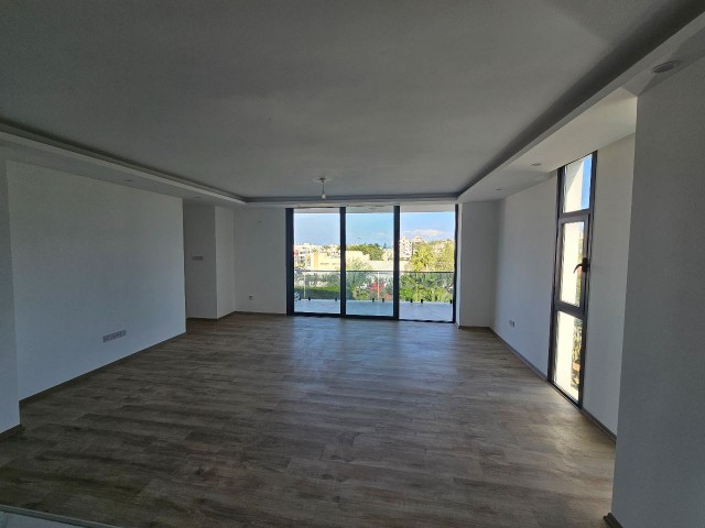 Girne Merkezde 2+1 Acil Satılık İ Kapalı Otoparklı Daire - Fotoğraf 3