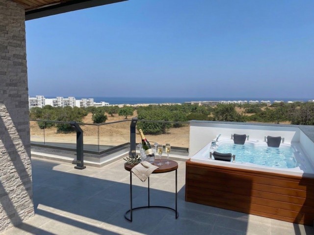 Özel Havuzlu, Geniş Çatı Teraslı ve Deniz Manzaralı, Modern 3 Yatak Odalı Villa