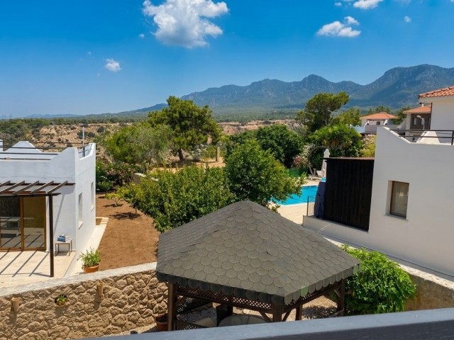 Özel Havuzlu ve Muhteşem Açık Hava Yaşam Alanına Sahip Büyüleyici 3 Yatak Odalı Villa - Fotoğraf 3