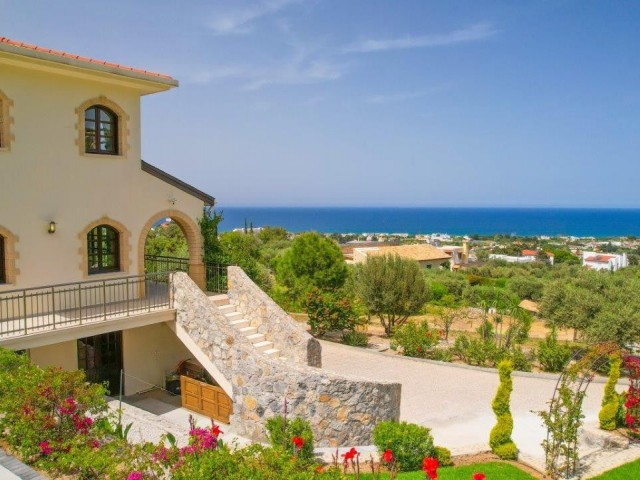Prestijli 5 Yatak Odalı Lapta Villası | Misafir Evi, 3 Dönümden Fazla Arazi & Panoramik Deniz ve Dağ Manzarası - Fotoğraf 3