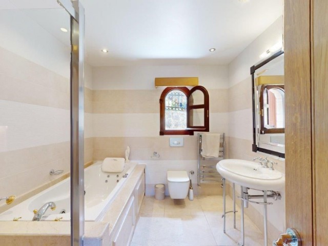 Prestijli 5 Yatak Odalı Lapta Villası | Misafir Evi, 3 Dönümden Fazla Arazi & Panoramik Deniz ve Dağ Manzarası - Fotoğraf 4