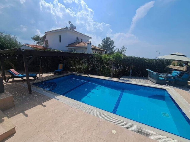 Panoramik Manzaralı ve Özel Konumlu Şık 3 Yatak Odalı Villa - Nadir Bir Fırsat