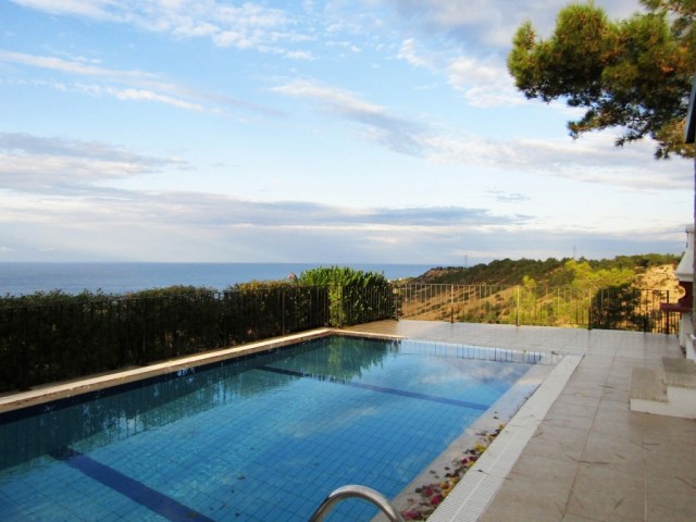 Havuzlu ve Yüksek Deniz Manzaralı Güzel Özel Villa