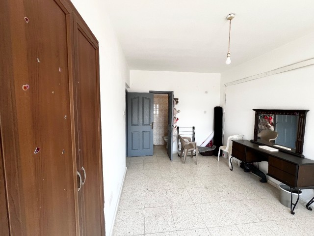 Lefkoşa Dumlupınar'da 3+1,Türkmalı 130 m2 , Cadde Mutfak Restorana yürüme mesafesinde.Satılık Daire - Fotoğraf 2