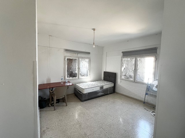 Lefkoşa Dumlupınar'da 3+1,Türkmalı 130 m2 , Cadde Mutfak Restorana yürüme mesafesinde.Satılık Daire - Fotoğraf 3