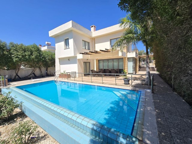 Yeşiltepe'de Bahçeli ve Havuzlu 3+1 Tam Müstakil Villa - Fotoğraf 4