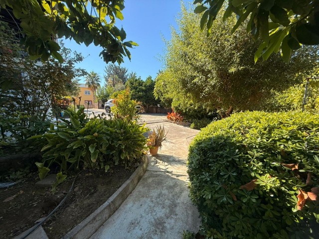 Alsancak'ta 1 Dönüm Arazi İçerisinde Tam Müstakil En-suıte Villa - Fotoğraf 3