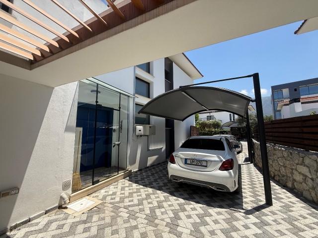 Girne Doğanköyde nezih site içerisinde ultra lüks döşenmiş satılık 4+1 villa
