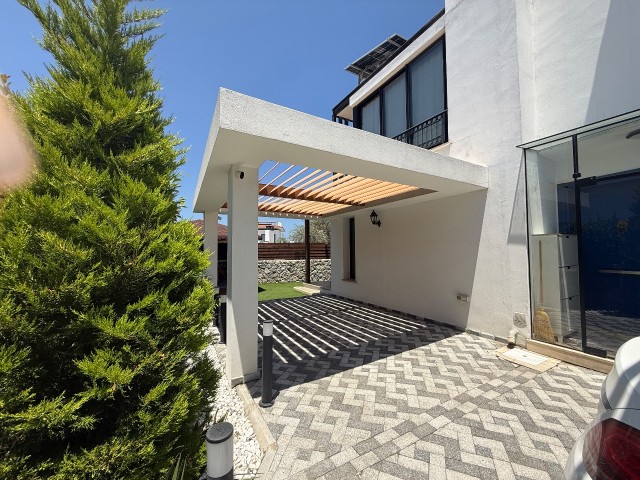 Girne Doğanköyde nezih site içerisinde ultra lüks döşenmiş satılık 4+1 villa - Fotoğraf 2