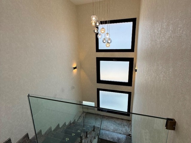 Girne Doğanköyde nezih site içerisinde ultra lüks döşenmiş satılık 4+1 villa - Fotoğraf 4