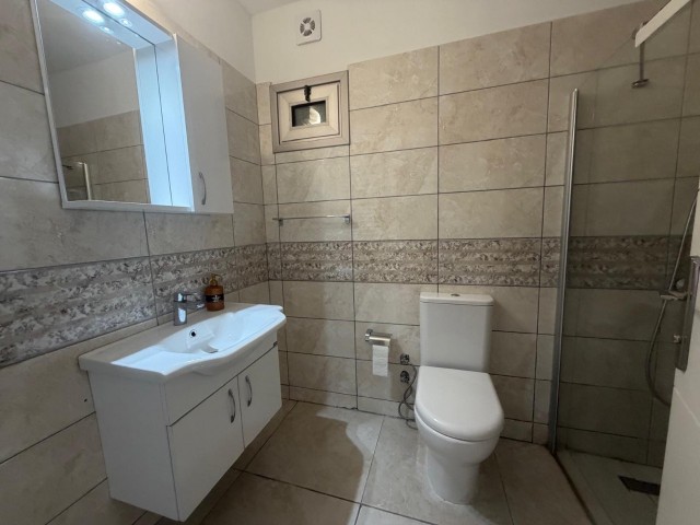 Girne Laptamar market bölgesinde havuzlu sitede satılık 2+1 daire
