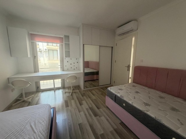 Girne Laptamar market bölgesinde havuzlu sitede satılık 2+1 daire - Fotoğraf 2