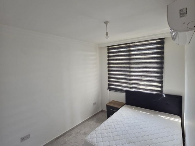 Havuzlu Sitede Terslı Satılık Daire - Fotoğraf 2