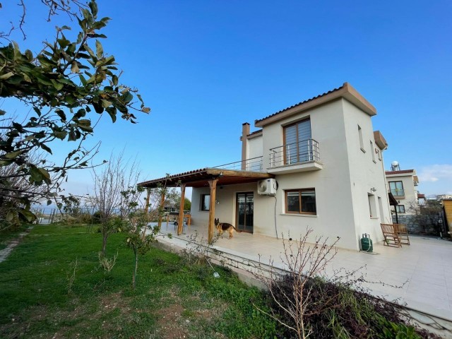 Girne Arapköy’de 3+1 810 m2 Arsa İçinde Satılık Villa!