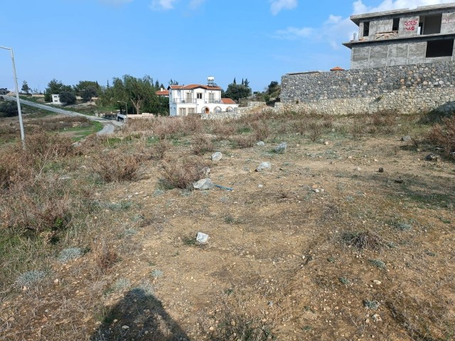 Girne Arapköy de 820 m2 satılık arazi.