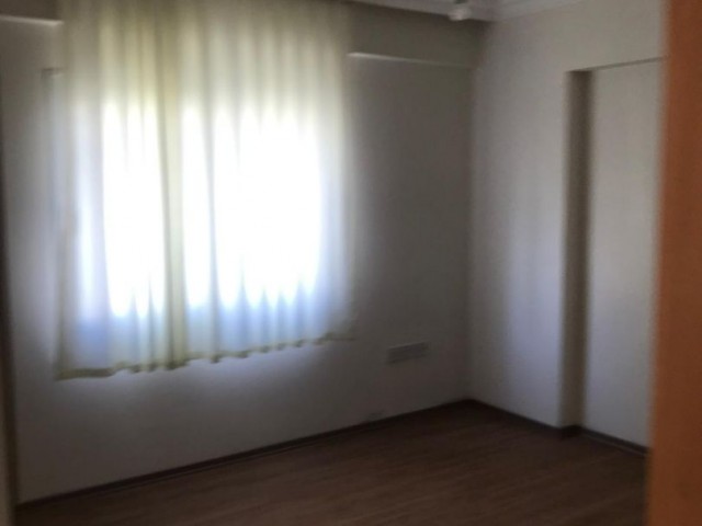Girne merkezde satılık komple bina.
