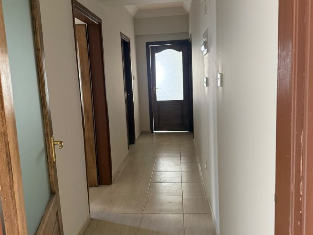 Girne Merkez 3+1 200m2 eşyasız kısmi deniz ve şehir manzaralı daire!