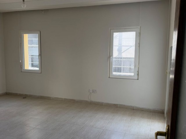 Girne Merkez 3+1 200m2 eşyasız kısmi deniz ve şehir manzaralı daire! - Fotoğraf 2