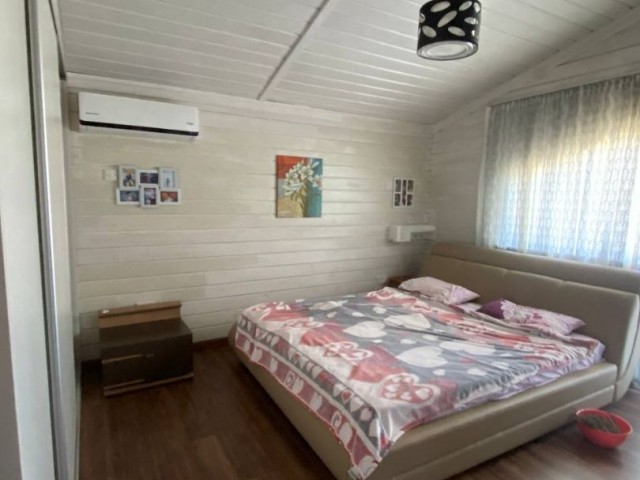 ALSANCAK’TA PRESTİJLİ BÖLGEDE EŞSİZ AHŞAP 4+1 VİLLA – GENİŞ ARSA (1450m2), DENİZ VE DAĞ MANZARASI