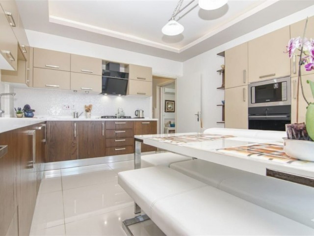 Alsancak’ta Eşsiz Manzaralı Prestijli 4+1 Villa - Fotoğraf 3