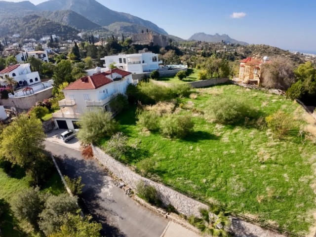 🏡 Bellapais’te Satılık 5+1 Villa | 2.850 m² Arsa | Deniz & Dağ Manzaralı | £900.000