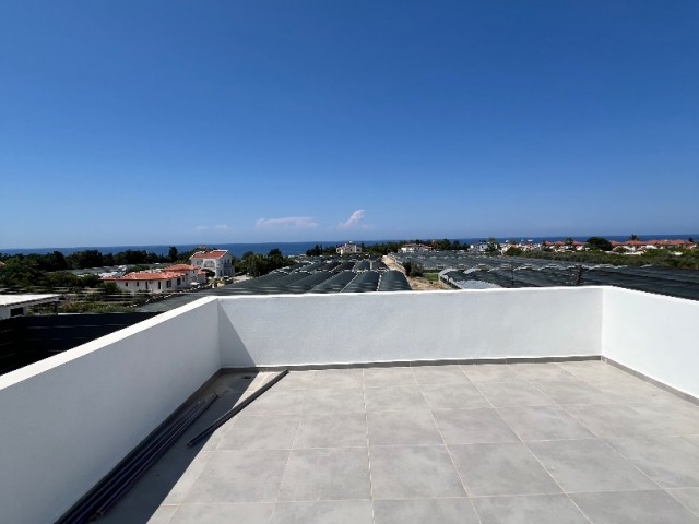 Alsancak’ta Denize 300 M, Ortak Havuzlu Sitede Satılık 2+1 & 3+1 Daireler - Fotoğraf 3