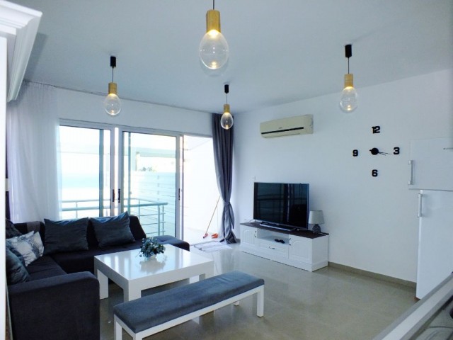 KKTC Girne Karaoğlanoğlu'nda Denize Sıfır 50 M2 Terasa 10 M2 Kış Bahçesine Sahip Satılık 2 Oda Salon 110 M2 Lüks Daire - Fotoğraf 3
