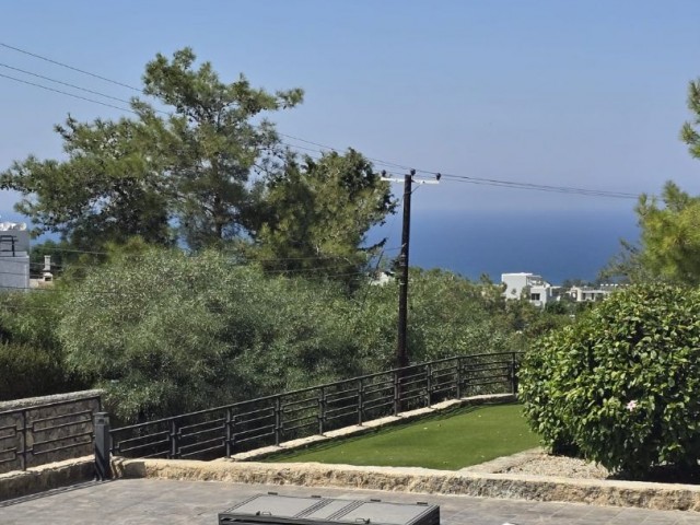 Girne Alsancak'ta önü kesilmez deniz manzaralı ve havuzlu butik site içerisinde zemin katta SATILIK 2+1 DAİRE - Fotoğraf 2