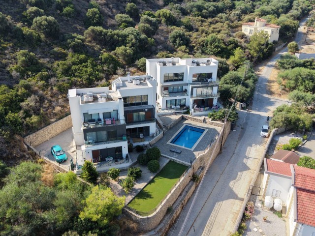 Girne Alsancak'ta önü kesilmez deniz manzaralı ve havuzlu butik site içerisinde zemin katta SATILIK 2+1 DAİRE - Fotoğraf 3