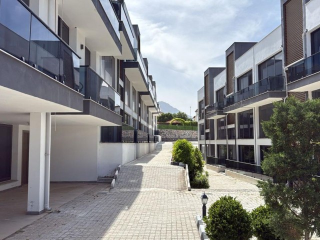 Alsancak’ta Havuzlu Sitede Satılık Yeni 2+1 Daire | £120,000 - Fotoğraf 4