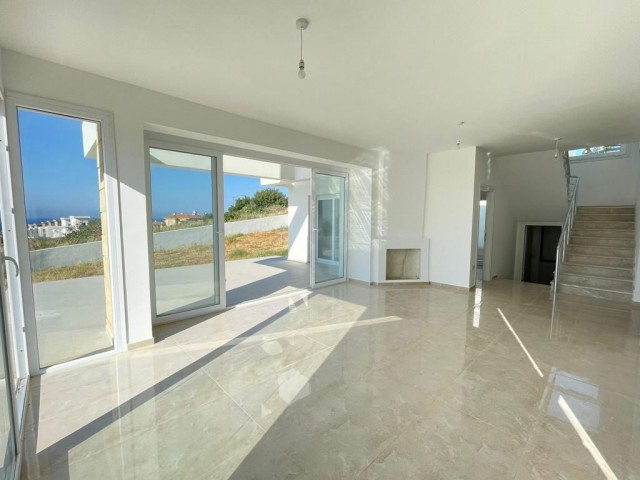 KIBRIS GİRNE YEŞİLTEPE'DE DAĞ VE DENİZ MANZARALI SATILIK 3+1 LÜKS VİLLA