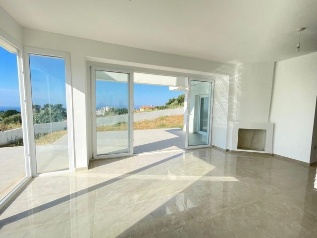 Kıbrıs Girne Yeşiltepe'de Dağ ve Deniz Manzaralı Satılık 3+1 Lüks Villa - Fotoğraf 2