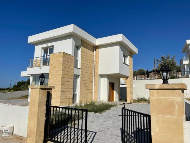 Kıbrıs Girne Yeşiltepe'de Dağ ve Deniz Manzaralı Satılık 3+1 Lüks Villa - Fotoğraf 3