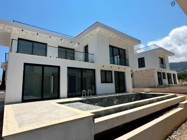 Girne Lapta’da Satılık 4+1 Özel Havuzlu Deniz ve Dağ Manzaralı Villa - Fotoğraf 3