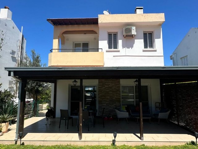 Kıbrıs Gırne Alsancak Bölgesınde, Mılı Parkın Dibinde Ortak Yüzme Havuzlu 3+1 Vılla Satılıktır - Fotoğraf 4