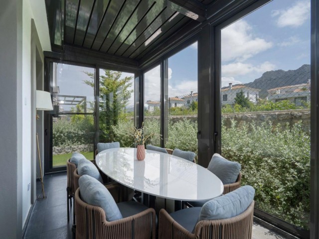 Alsancak'ta Lüks Site İçerisinde Dag ve Deniz Manzaralı Satılık Lüks Villa - Fotoğraf 2