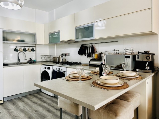 Kuzey Kıbrıs’ın en popüler bölgesi Long Beach’te tasarım dekorasyonlu modern SATILIK 1+1 DAIRE
