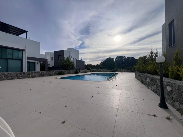 Modern 3 Yatak Odalı Sıra Evi, Kompleks İçerisinde Gelişmiş Altyapı ve Sosyal Olanaklar İle, Denize Yürüme Mesafesinde, Dağ ve Deniz Manzaralı, Karşıyaka’nın En Güzel Bölgesinde Yer Almaktadır. - Fotoğraf 4