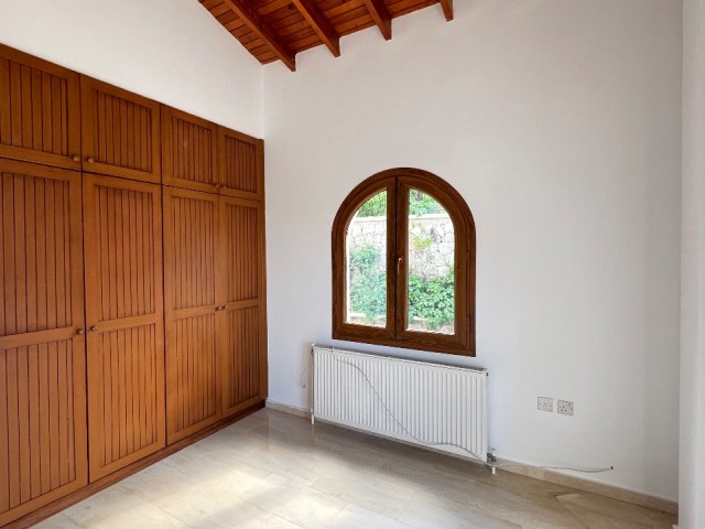 Satılık 4+1 Villa, Bellapais, Girne | Deniz ve Dağ Manzarası - Fotoğraf 2