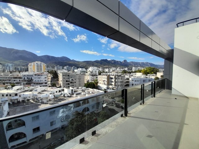 Girne Merkezde Dağ ve Deniz Manzaralı 2+1 Penthouse !! - Fotoğraf 2