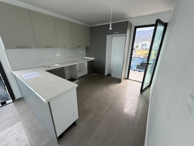 GİRNE'NİN MERKEZİNDE 360 DERECELİ - DAĞ VE DENİZ MANZARALI 3+1 DAİRE !!
