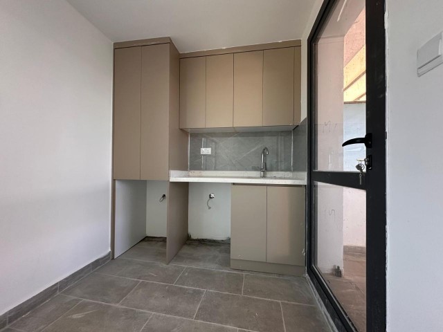 Karşıyaka Lokasyonunda 2+1 Townhouse. 150 M² Yaşam Alanı. Muhteşem Deniz ve Dağ Manzarası. Denize Sadece 400 Metre. Konfor ve Prestijli Konumun Mükemmel Uyumu. - Fotoğraf 2