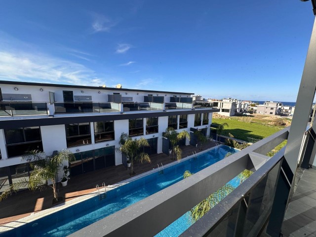 Karşıyaka Lokasyonunda 2+1 Townhouse. 150 M² Yaşam Alanı. Muhteşem Deniz ve Dağ Manzarası. Denize Sadece 400 Metre. Konfor ve Prestijli Konumun Mükemmel Uyumu. - Fotoğraf 3
