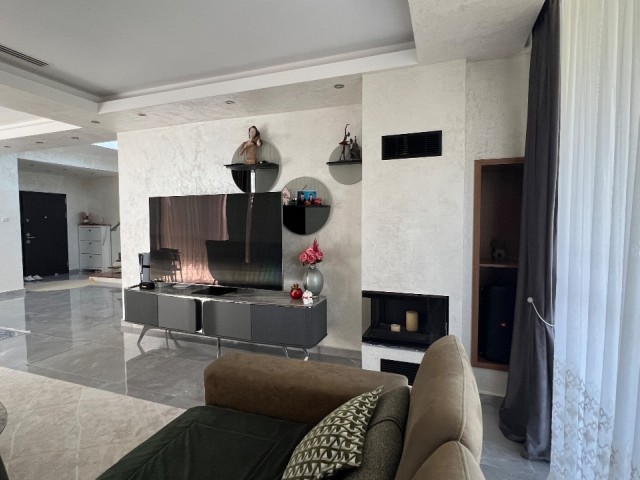 Girne’nin en prestijli bölgelerinden biri olan Ozanköy’de 4+1 lüks VILLA
