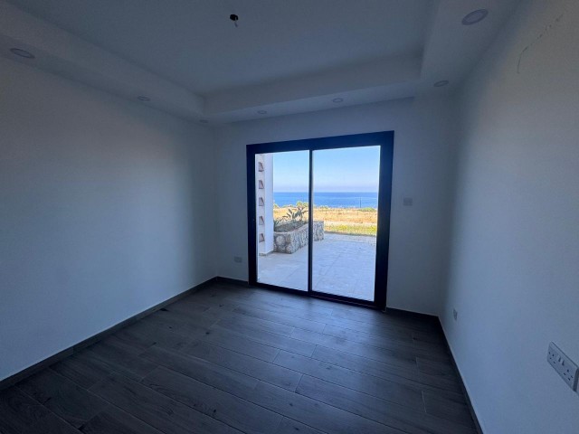 Girne Esentepe'de Deniz Manzaralı Eşyasız 2+1 Daire Satılık